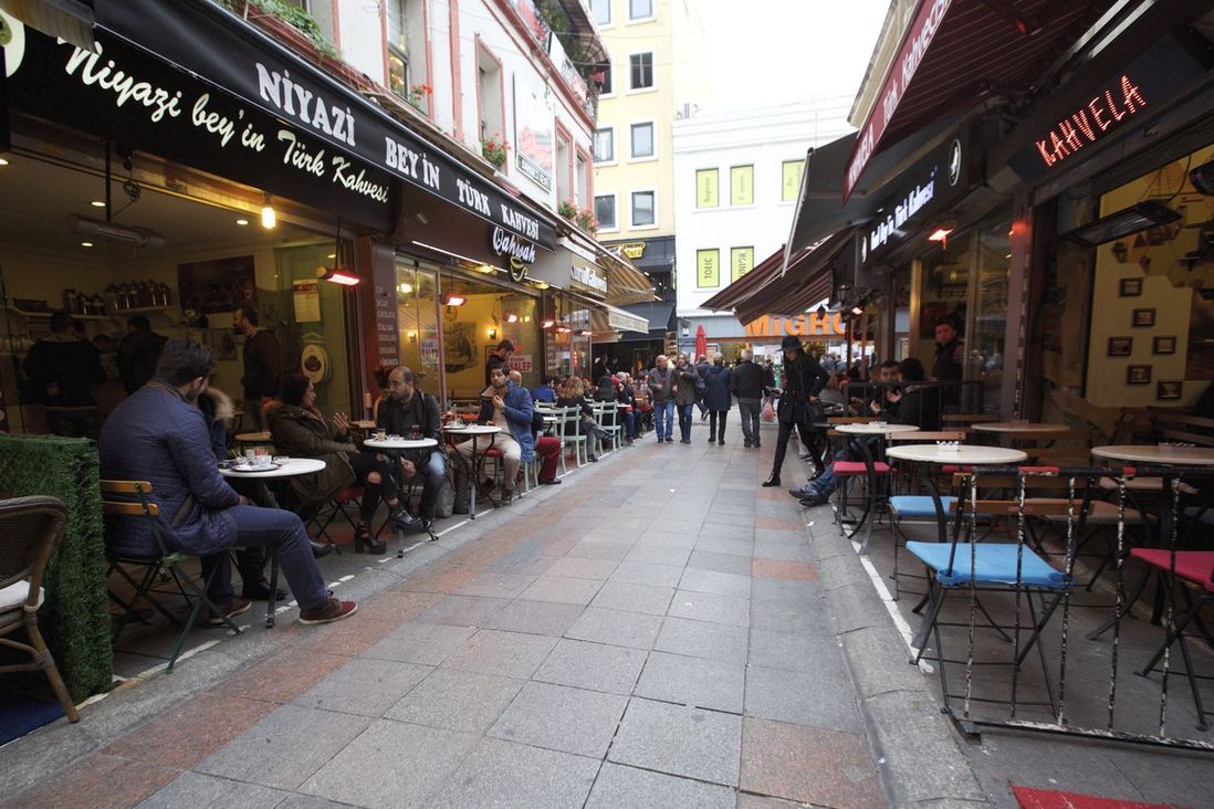 Tucked into the alleys with the shops are dozens of restaurants, serving cuisines from all over the country.<br>